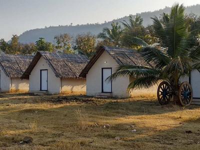 Trek to Pyramid Hill image